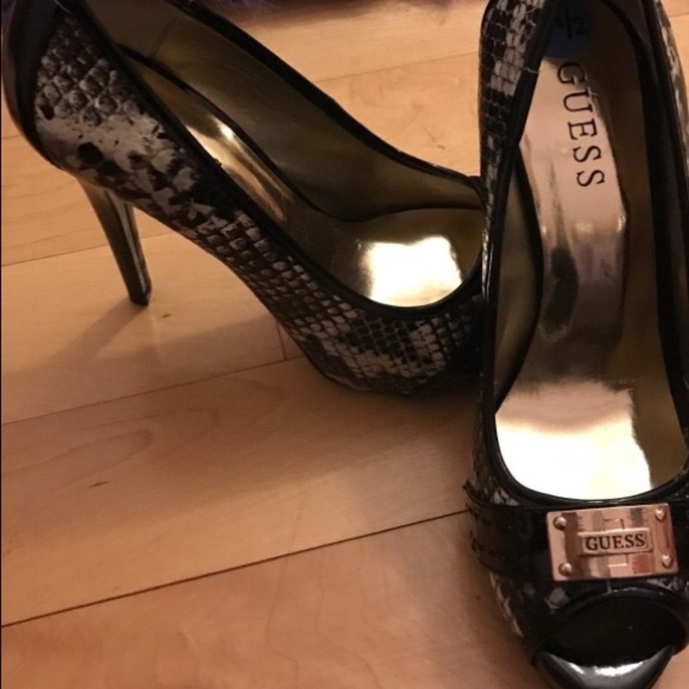Peep toe pumps